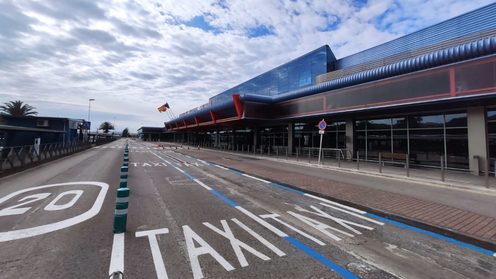 Exterior del aereopuerto Seve-Ballesteros durante el estado de alarma