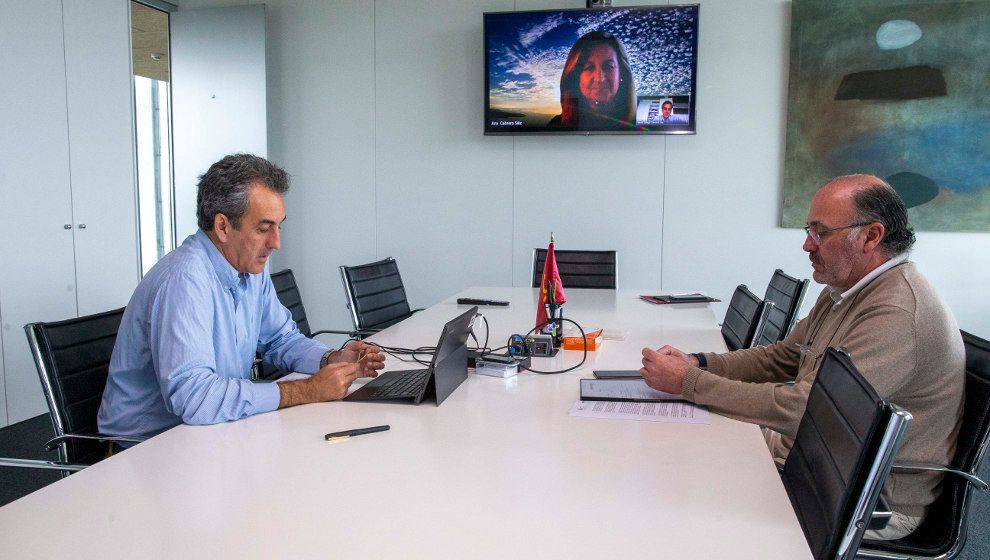 El consejero de Industria de Cantabria, Francisco Martín, y el director de Sodercan, Javier Carrión