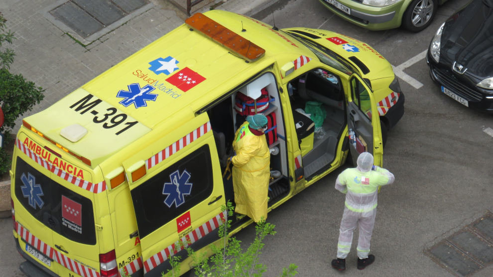 Médicos en una ambulancia durante la crisis del coronavirus