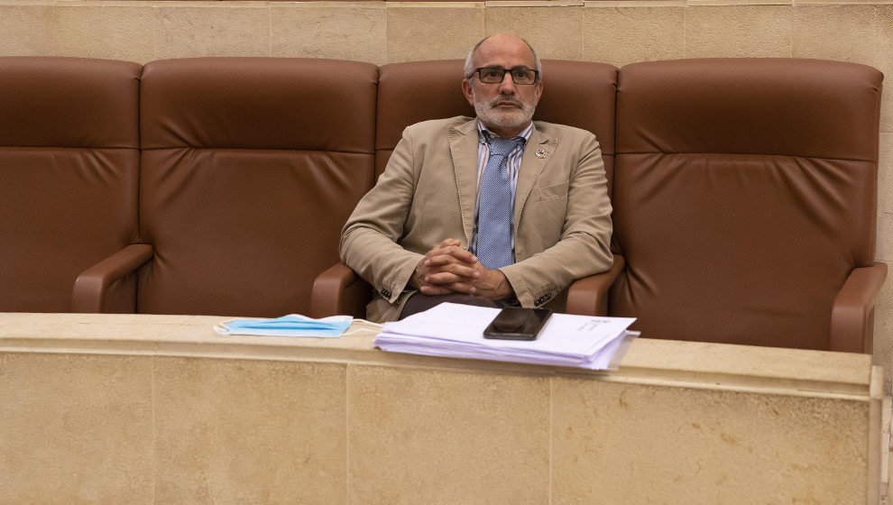 El consejero de Sanidad, Miguel Rodríguez, en el Parlamento de Cantabria