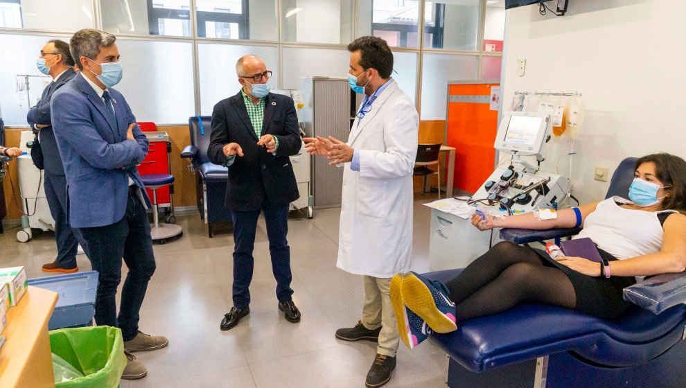 Pablo Zuloaga y Miguel Rodríguez en su visita al Banco de Sangre y Tejidos