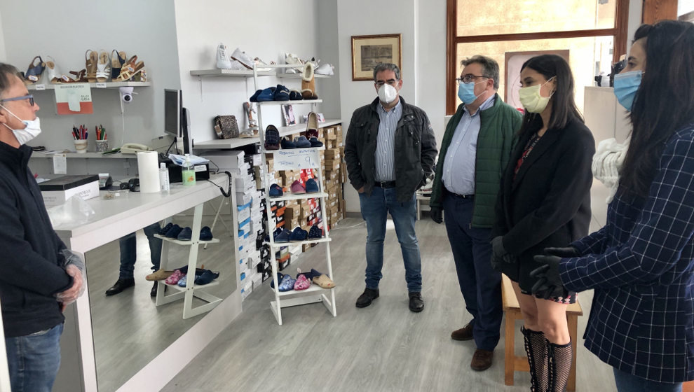 La directora de Comercio de Cantabria, Odette Alvarez, visita una tienda en Noja