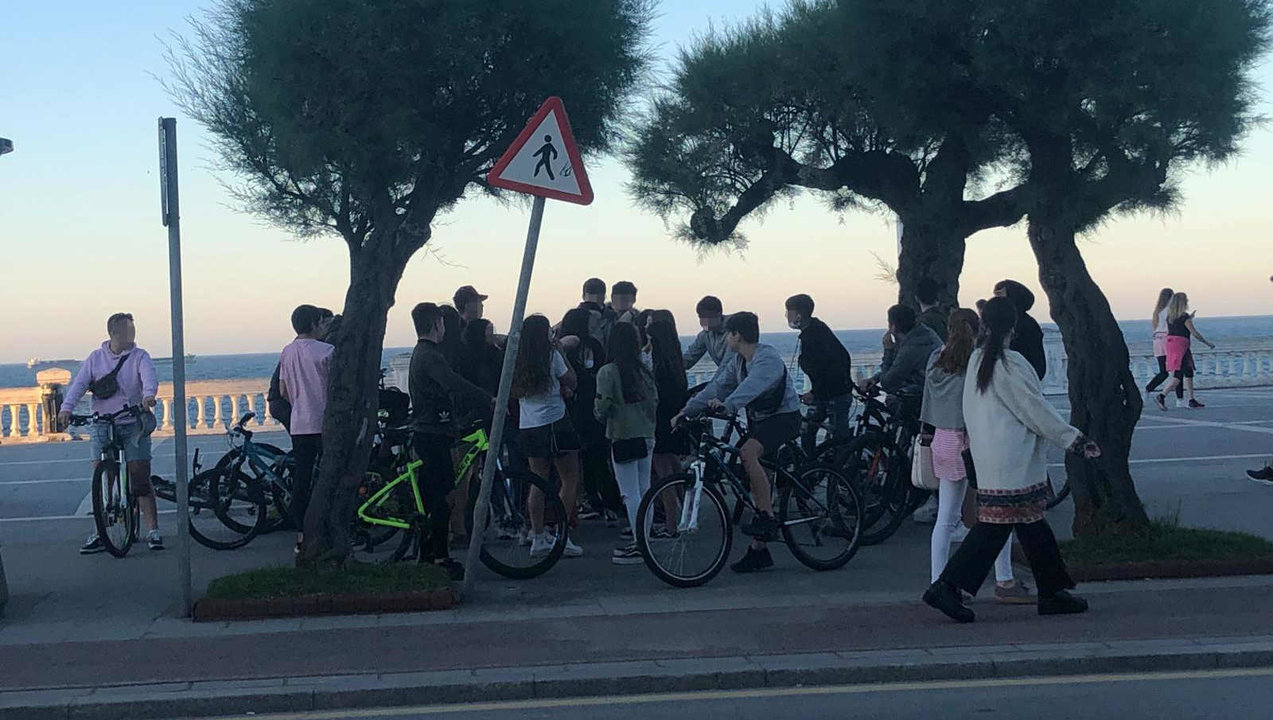 Grupo de jóvenes incumpliendo el estado de alarma | Foto: C.L.