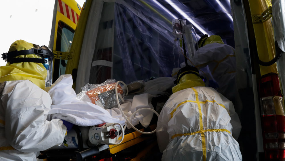 Sanitarios del SUMMA protegidos con un traje protector frente a la COVID-19