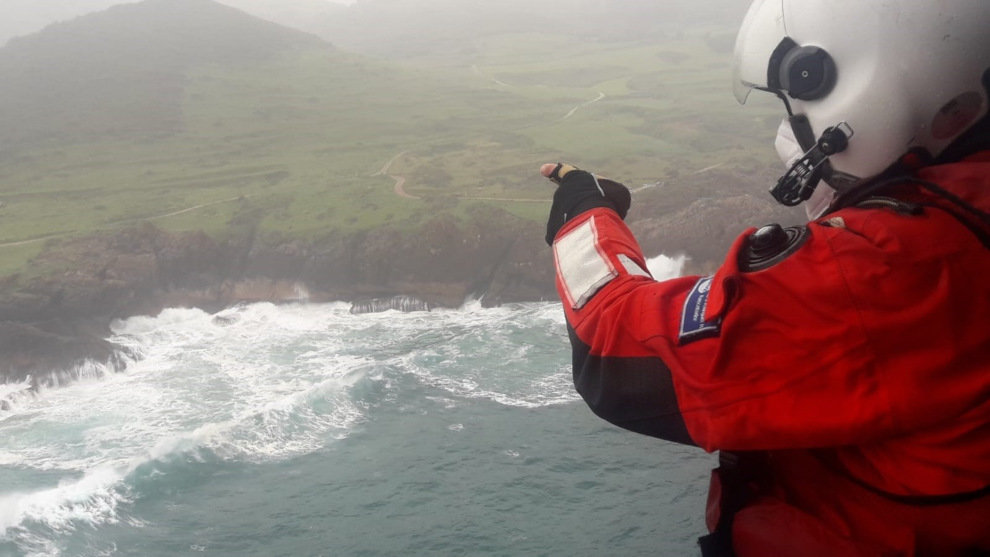 Equipos de rescate buscan por tierra, mar y aire a un pescador caído al mar en Ubiarco