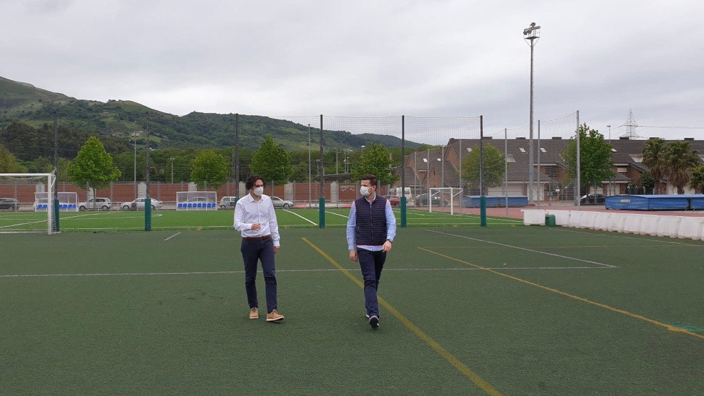 El alcalde y el concejal de Deportes en el campo de Frajanas