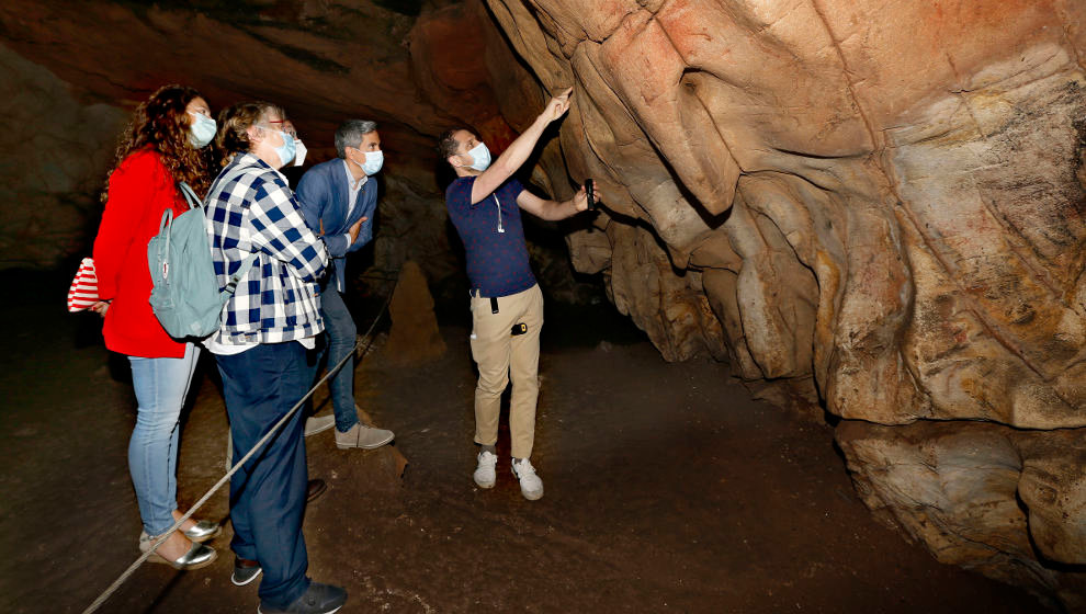 El vicepresidente, Pablo Zuloaga, en la cueva de El Castillo