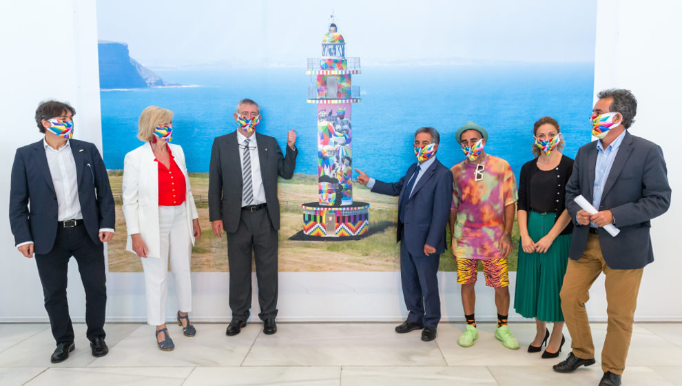 Acto de presentación de la obra de Okuda en el faro de Ajo