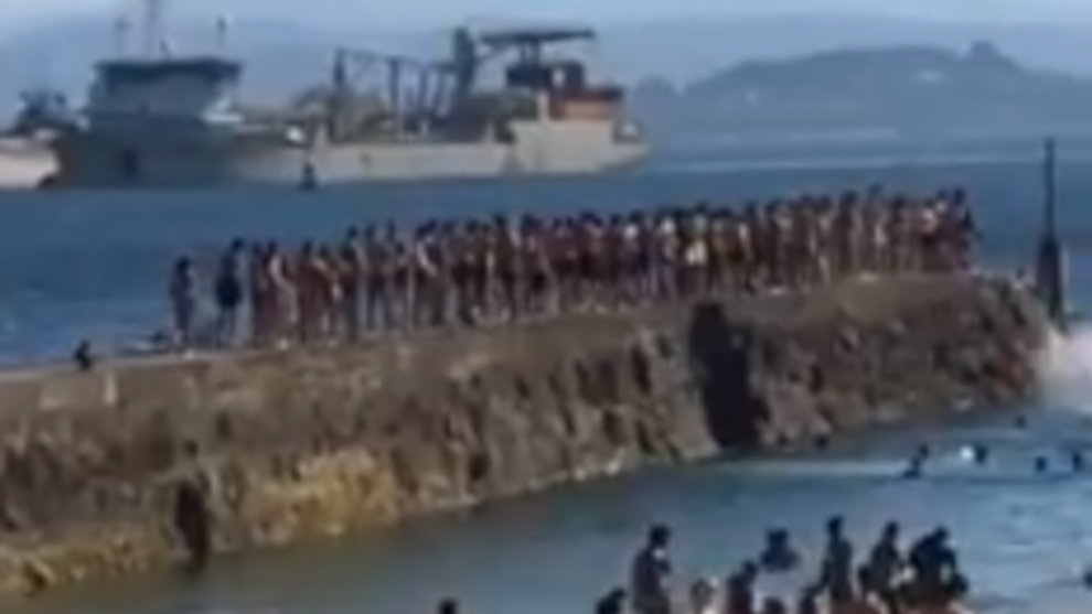 Jóvenes en la playa de Bikinis