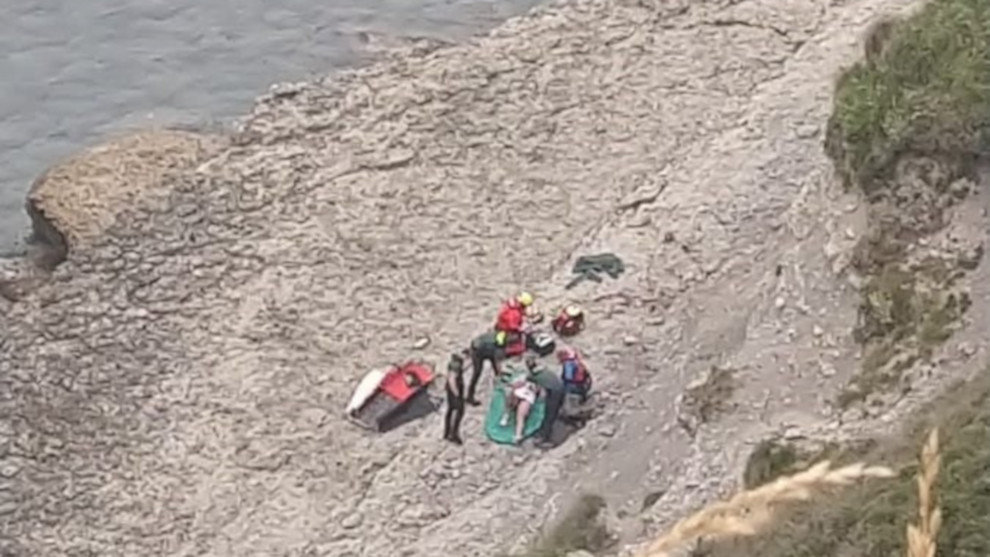 Rescate pescador caído en las piscinas de Langre