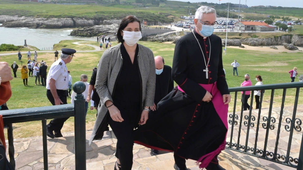 La alcaldesa de Santander, Gema Igual, y el obispo de Santander, Manuel Sánchez Monge, en la Virgen del Mar