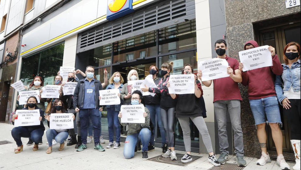 Trabajadores de Lidl concentrados frente a uno de los supermercados