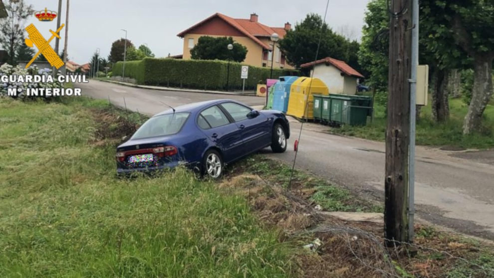 Vehículo accidentado fuera de la vía