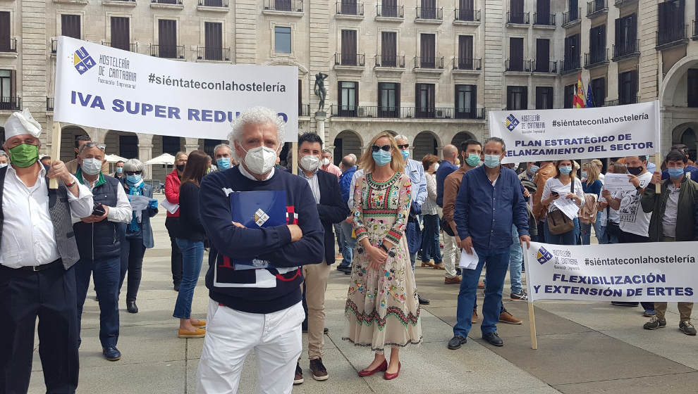 Concentración de hosteleros cántabros frente a la Delegación del Gobierno en Cantabria