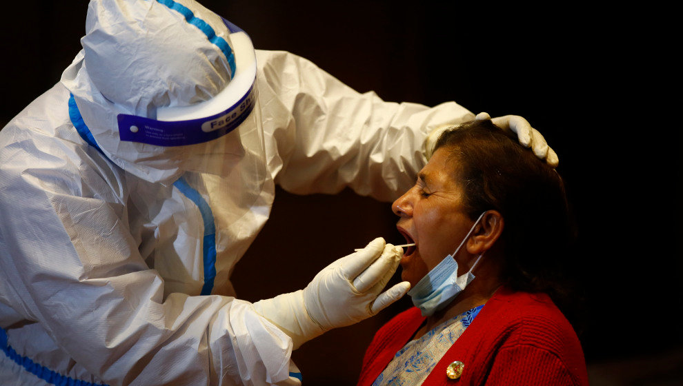 Sanitario realizando la prueba del COVID a una mujer