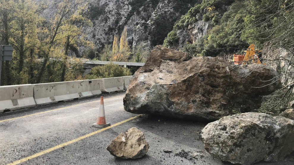 PIEDRAS CAÍDAS EN EL DESFILADERO POR FENÓMENOS CLIMÁTICOS