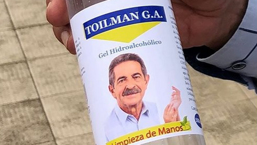 Gel hidroalcohólico con la cara de Revilla