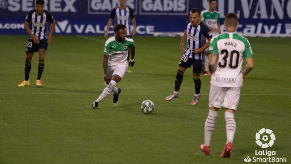 Un instante del encuentro entre Ponferradina y Racing | Foto: LaLiga