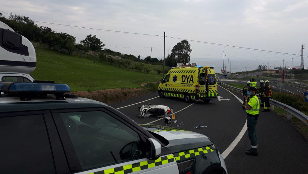 Colisión entre una moto y un furgón en Ontón