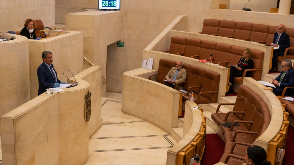 El presidente de Cantabria, Miguel Ángel Revilla, en una comparecencia en el Parlamento de Cantabria