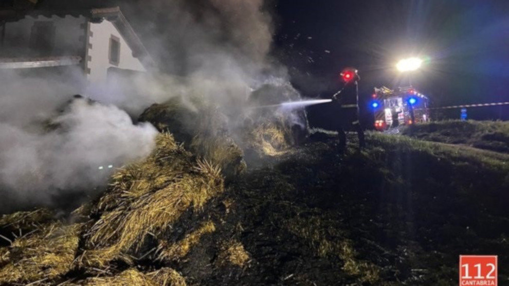 Bomberos sofocan rollos de hierba próximos a una casa en Oyambre