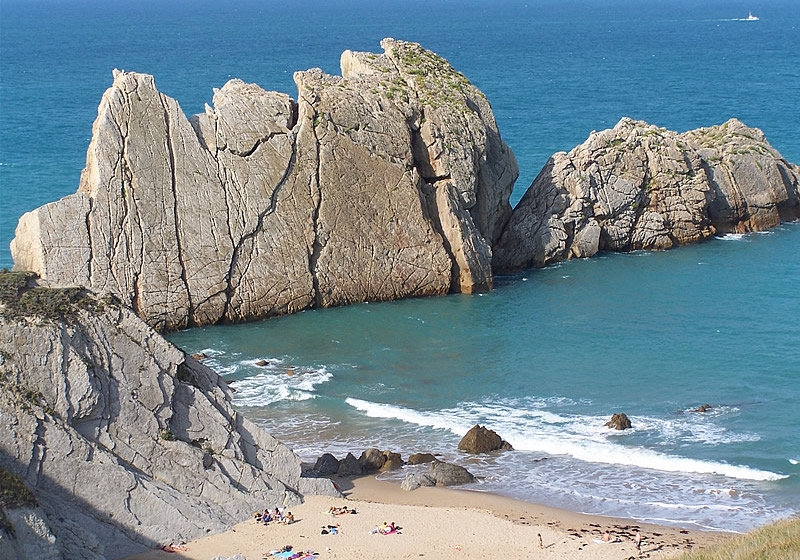 Playa de Arnía, ubicada en el parque natural de las Dunas de Liencres y Costa Quebrada