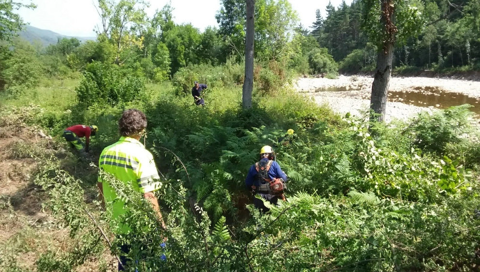 Labores de limpieza de la CHC del río Saja, en Terán de Cabuérniga