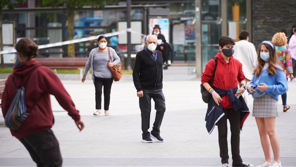 Gente con mascarilla paseando por Santander