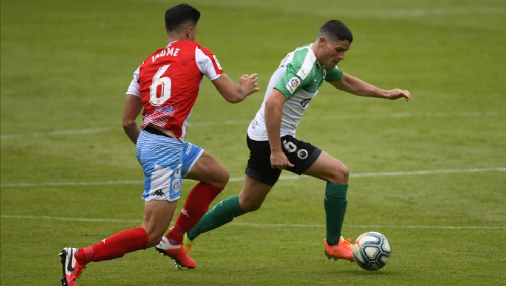 Sergio Ruiz conduce el balón en el duelo jugado por el equipo racinguista en El Sardinero ante el Club Deportivo Lugo