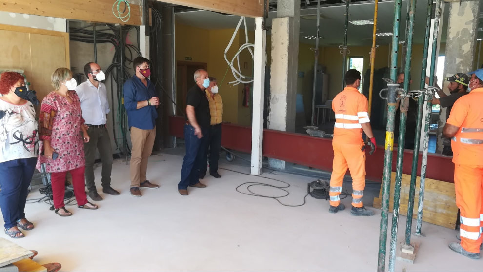 Representantes municipales visitan las obras del centro cultural de Estaños