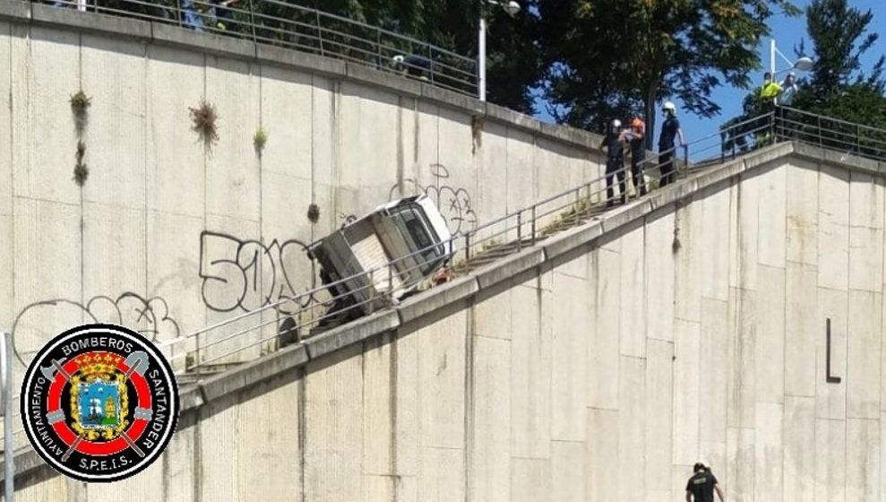 Vehículo de Parques y Jardines en las escaleras de Ernest Lluch