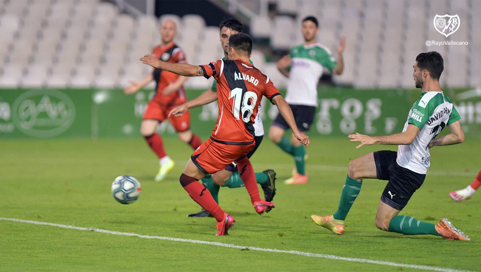 Un instante del Racing-Rayo Vallecano