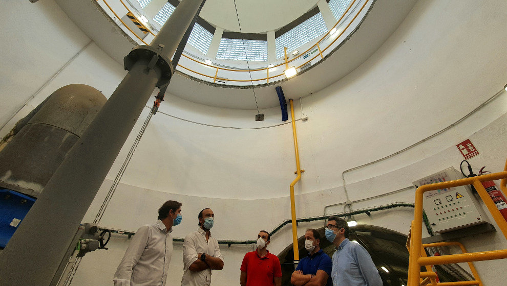 El alcalde y el concejal responsable de Aguas Torrelavega visitan el depósito de agua de Tanos tras las obras