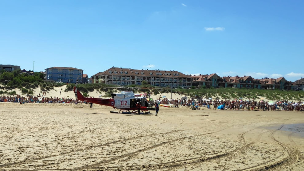 Evacuación de la mujer en la playa de Ris | Foto: edc