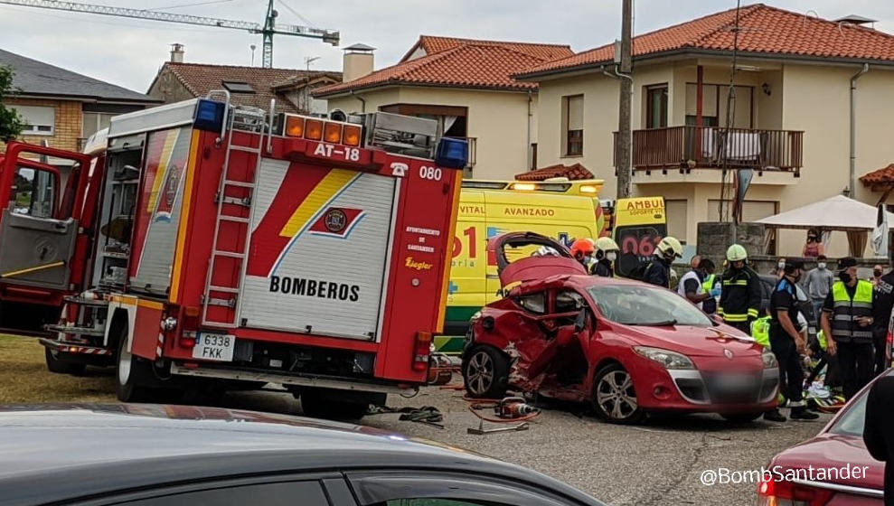 Estado en el que quedó el coche de las jóvenes tras el impacto | Foto: Bomberos de Santander