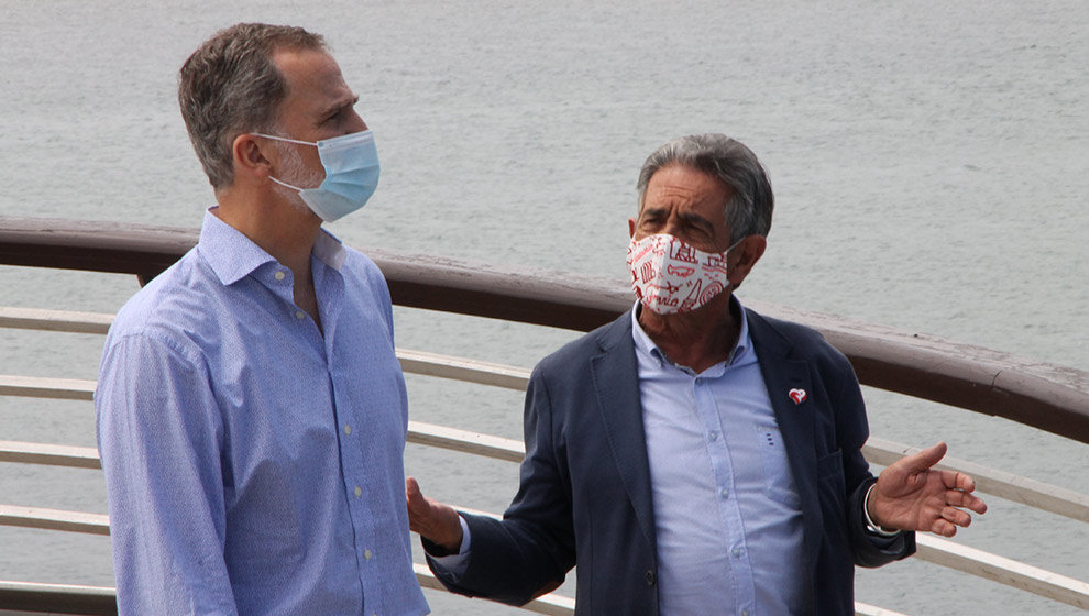 El Rey Felipe VI y el presidente de Cantabria, Miguel Ángel Revilla, durante la visita a Santoña