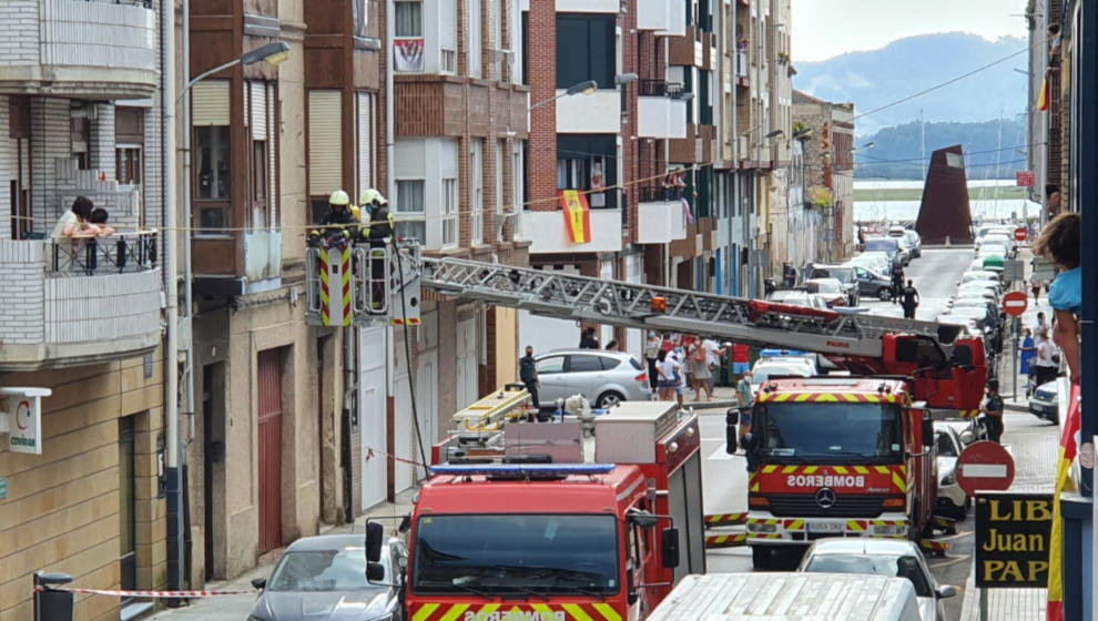 Los bomberos refrescan y revisan los daños ocasionados por el incendio