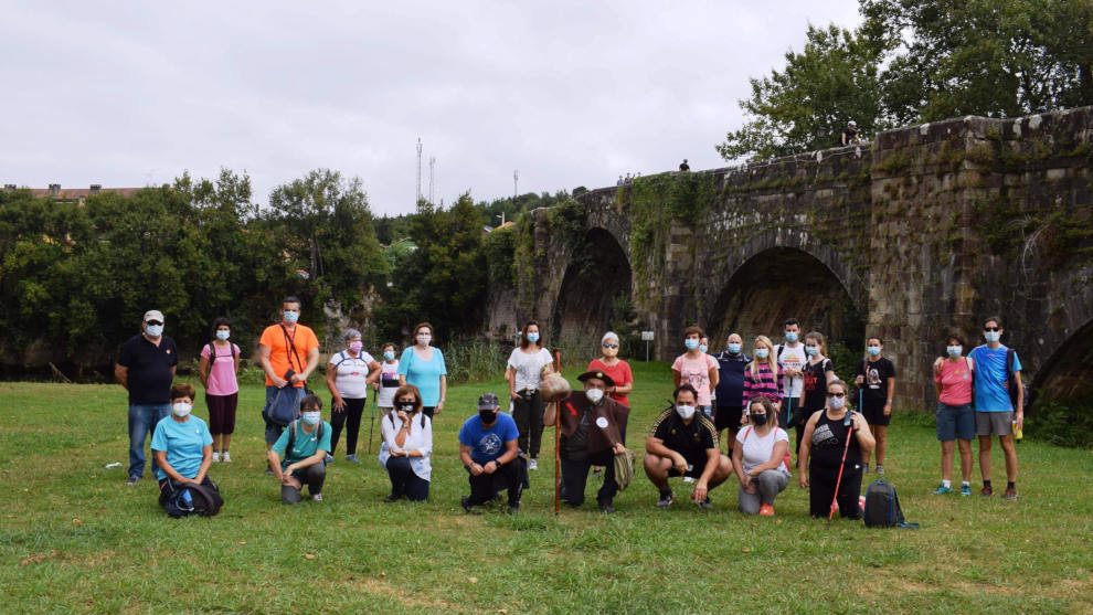 Un grupo de 25 personas recorre el trazado del Camino de Santiago que discurre junto al Pas