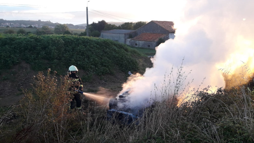 Incendiado un vehículo junto al acceso a Ajo después de sufrir un accidente