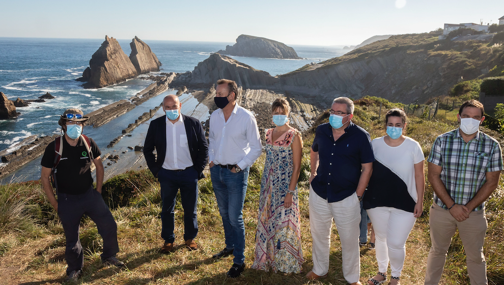 El consejero de Medio Ambiente y la alcaldesa de Piélagos en La Arnía con la asociación Costa Quebrada