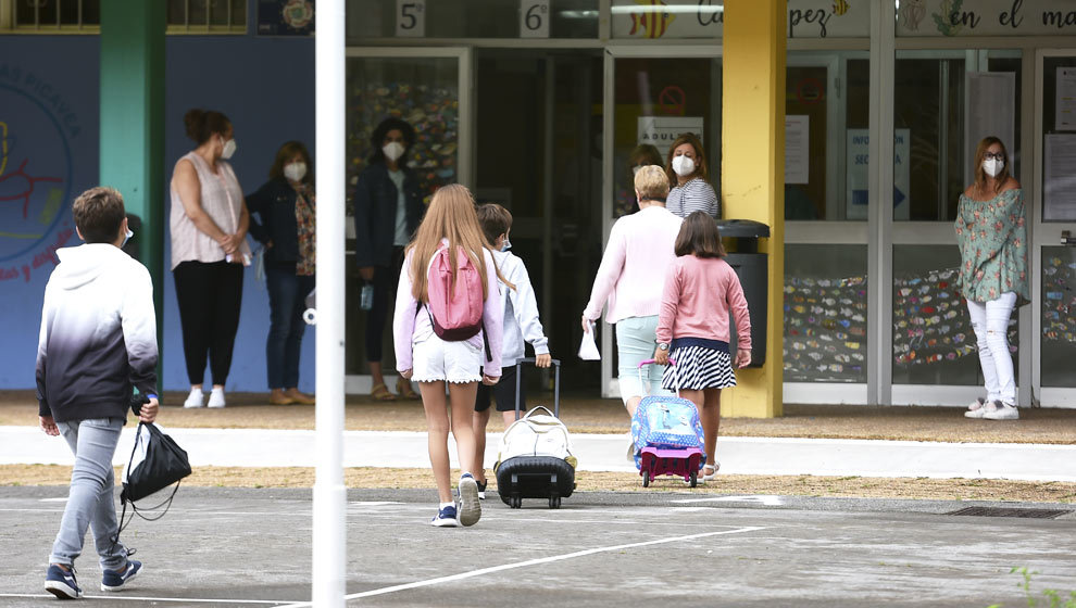 Varios alumnos acuden al CEIP R. Macías Picavea