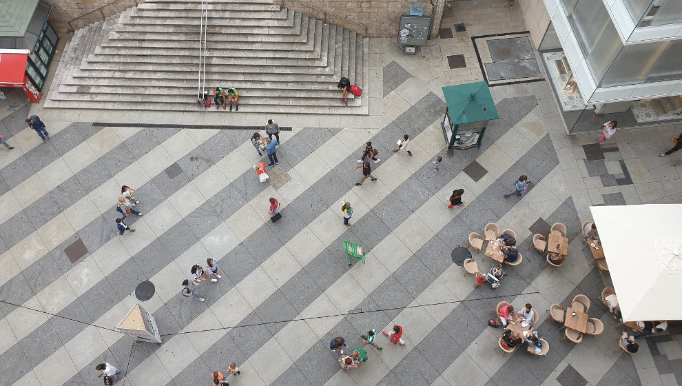 Personas paseando por Santander