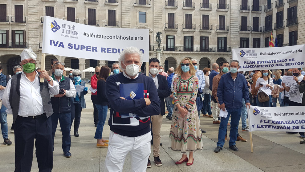 ConcentraciÃ³n de hosteleros cÃ¡ntabros frente a la DelegaciÃ³n del Gobierno en Cantabria



  (Foto de ARCHIVO)



15/6/2020