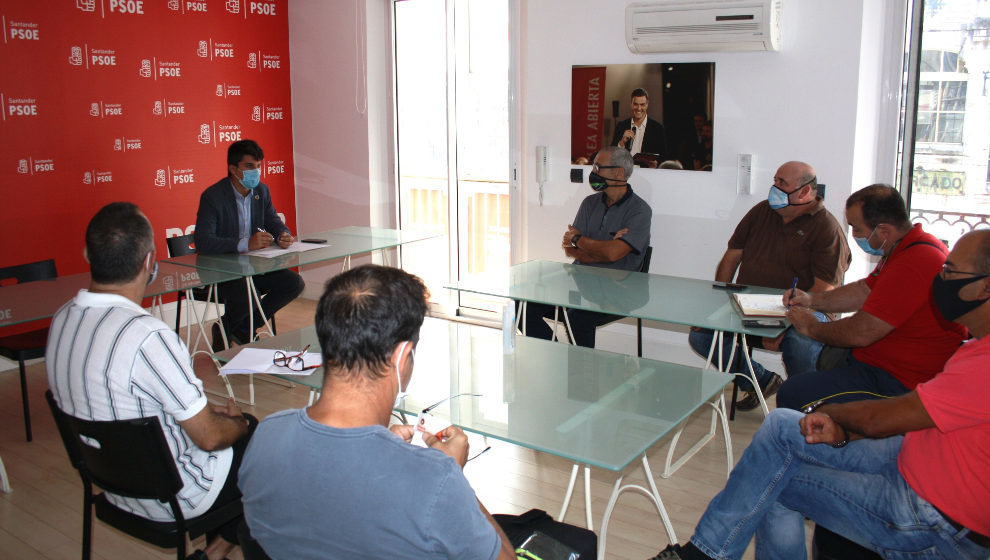 Daniel Fernández, con trabajadores del servicio de limpieza viaria