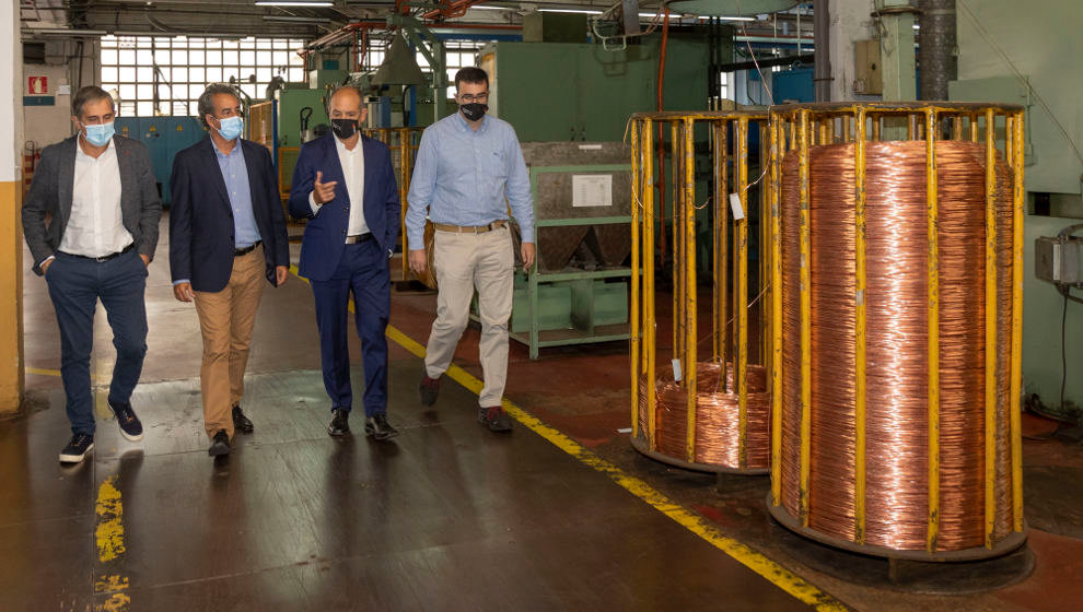 El consejero de Industria, Francisco Martín, en su visita a Standard