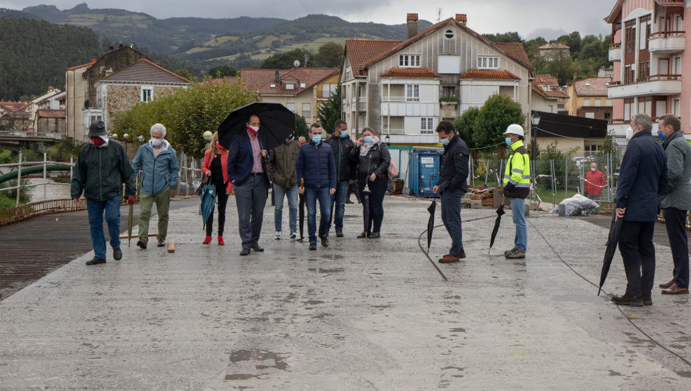 El consejero de Obras Públicas durante la visita a las obras del puente entre Ampuero y Carasa