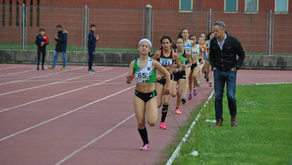 José Gómez anima a la atleta Paula García durante una prueba en las pistas del Complejo Ruth Beitia