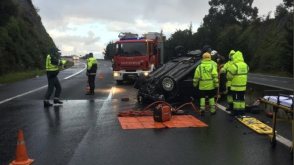 Vehículo volcado en la A-8