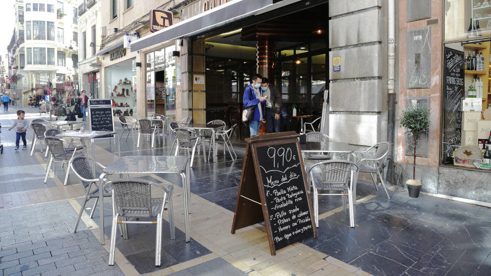 Terraza de un bar vacía 