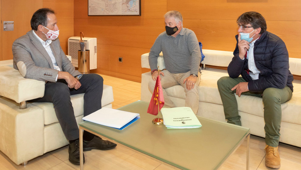 El consejero de Obras Públicas, Ordenación del Territorio y Urbanismo, José Luis Gochicoa, recibe al alcalde de Villaescusa, Constantino Fernández